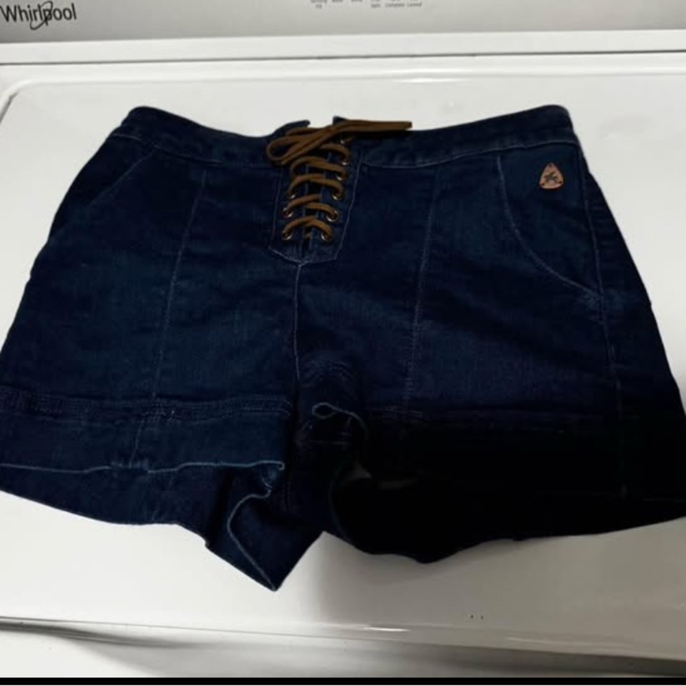 NWOT Idyllwind Miranda Lambert  ( Boot Barn) Lace-Up Jean Shorts